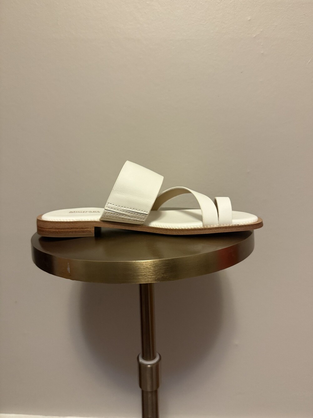 Michael Kors Pratt White Leather Toe Loop Flat Sandals Size 5.5